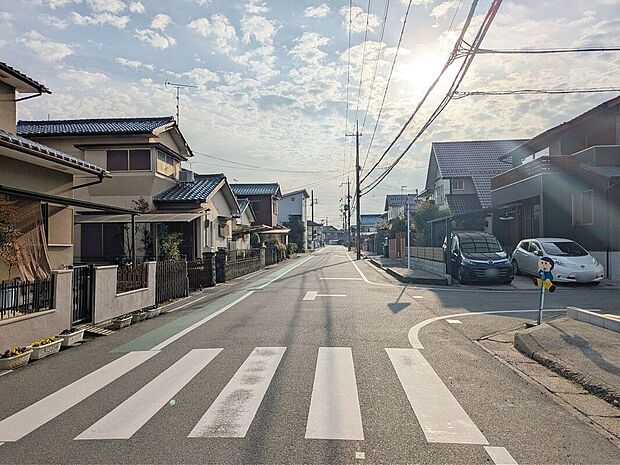 【前面道路含む外観】現地写真更新!現地ご案内とともに住宅ローンのご相談も承ります!実際の道路幅や雰囲気は、ぜひ一緒に現地で確認いたしましょう