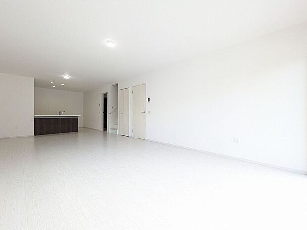 【リビング】約22帖のLDKはご家族皆様でゆったりとお寛ぎいただけます。