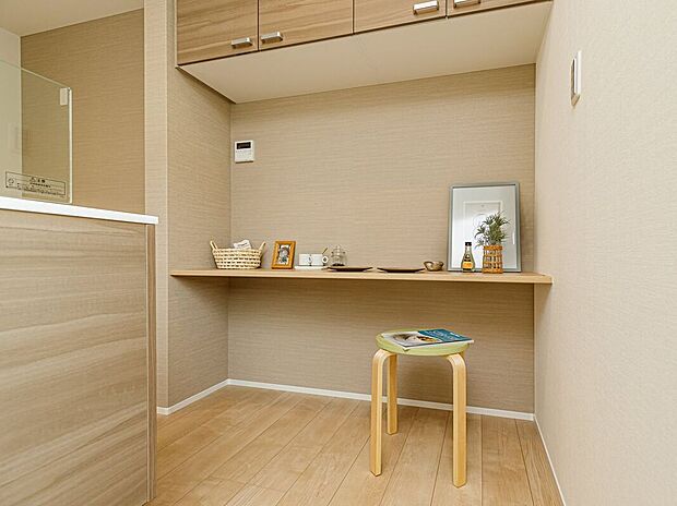 【施工例／スタディスペース】陽当たりの良いリビングにスタディスペースを。お子様のお勉強を見ながらお料理ができるので安心ですね。コンセントを配置してPCスペースとしてもご利用可能です。