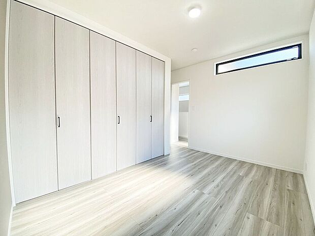 【子供部屋】室内はシンプルな仕様となっており、それぞれの好みに合わせたインテリアで、趣味に合わせてレイアウトしやすくなっております。