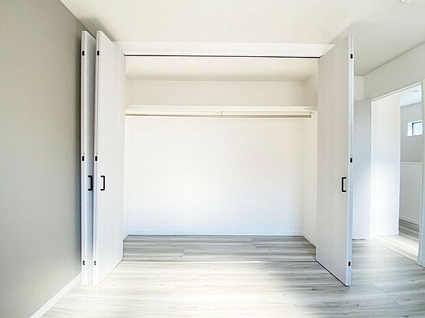 【収納】スタイリッシュな収納で、お部屋を美しく保てます。デザイン性に優れた収納は、インテリアの一部としても楽しめます。おしゃれな空間を演出しながら、機能的に物を整理整頓できます。