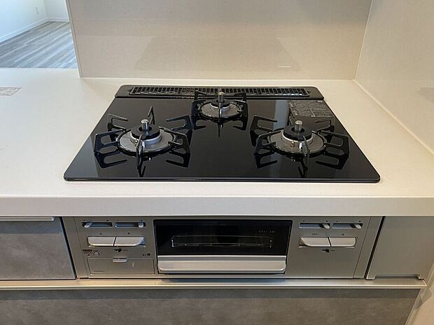 【その他設備】使いやすいコンロを完備したキッチンで、毎日の料理が楽しくなります。火力調整も簡単で、さまざまな料理に対応できます！