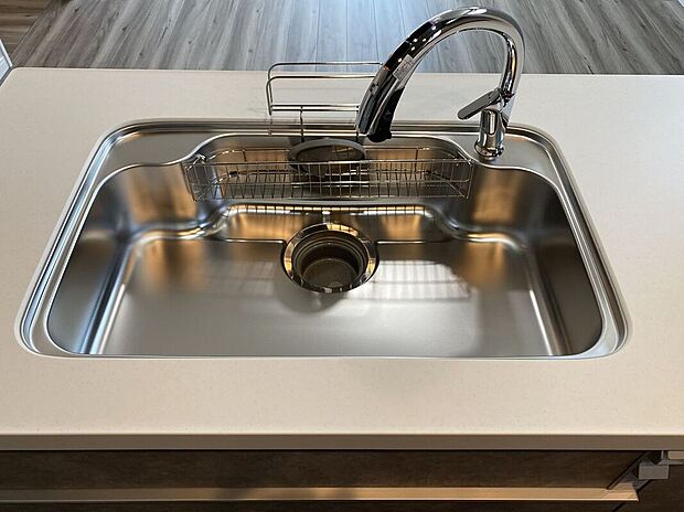 【その他設備】広々としたシンクで、洗い物もスムーズに行えます。使いやすいデザインで、キッチン作業が快適になります！