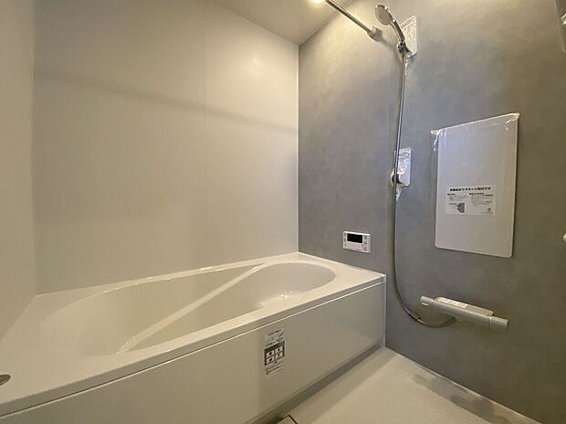 【バス】ゆったりと脚を延ばして、1日の疲れを癒せます。窓があるのでこまめに換気ができ、清潔感を保てます。落ち着いた色合いは、心を穏やかにし、リラックスタイムをより豊かにします。