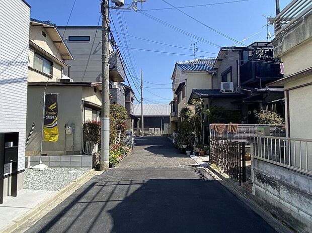 【前面道路含む外観】交通量が少なく、静かな前道で落ち着いた生活を提供します。広い道路で、駐車も楽々できる便利な立地です。