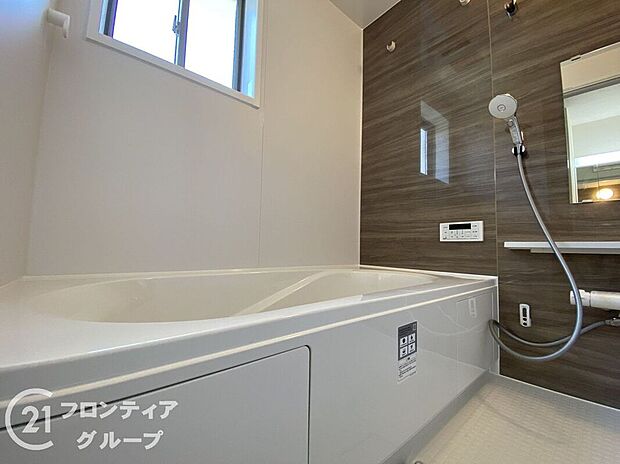 広々としたバスルームで、心地よいリラックスタイムを楽しめます。快適な空間で、日々の疲れを癒す贅沢な時間を提供します。