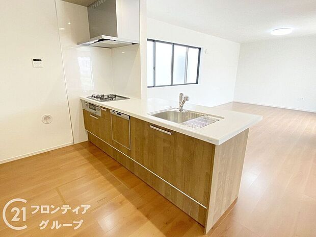 スタイリッシュなカウンターキッチンは、インテリアのアクセントになり、キッチン全体をおしゃれに演出します。