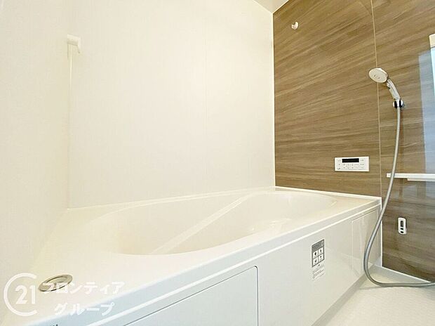 快適なバスルームは、広々とした空間で、毎日の疲れを癒す贅沢な時間を提供し、リラックスを促します。