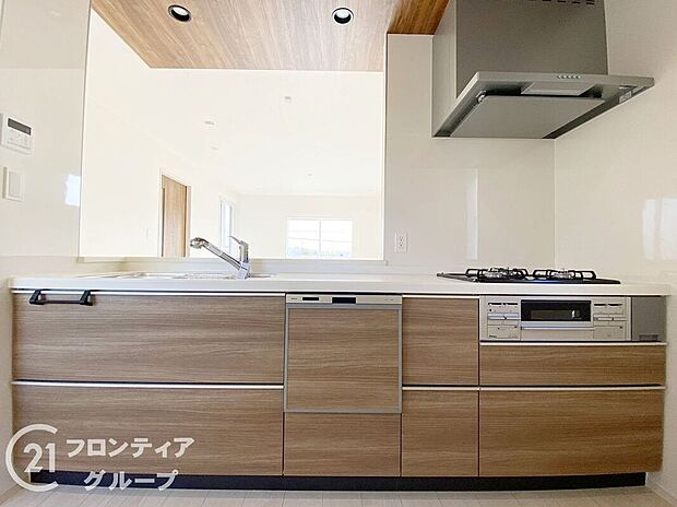 オールインワン浄水器栓を採用しており、場所を取らない浄水器!いつでもおいしいお水でお料理することができますね!また、食器洗い乾燥機付で奥様の家事を軽減できます