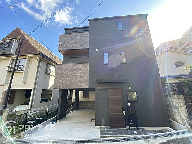 モダンなデザインが魅力の新築戸建てで、スタイリッシュな外観が住む人を引き立て、日々の生活に彩りを添えます