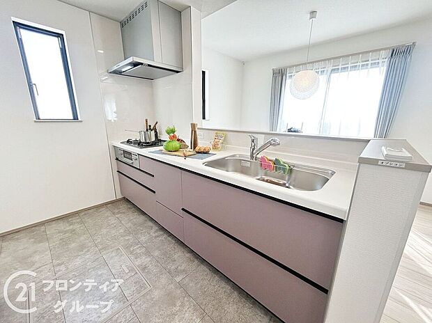 【B12号棟】人工大理石カウンタートップ・ガラストップコンロを採用しており、お掃除ラクラク。浄水器付きハンドシャワー水栓など、奥様に嬉しい機能がたくさん!