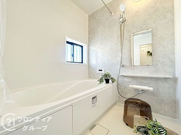 【B12号棟】保温効果のある浴槽を採用しており、温かいお湯が長続き!1坪以上の広々とした空間なので、親子入浴や半身浴などに向いた浴室です!