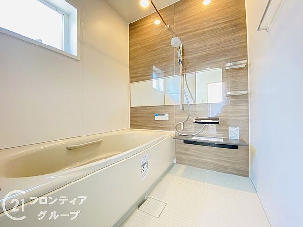 給湯器リモコンの設置あり！追い炊きが簡単なので、いつでも楽に入浴できます。きれいな浴室で1日の疲れを癒してください