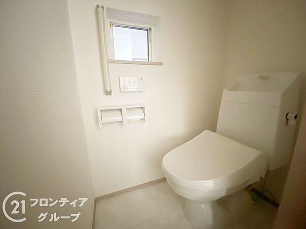 【トイレ】トイレは1階と2階の2カ所に設置!階段を上り下りせずに使用できるので、高齢の方にも安心です!