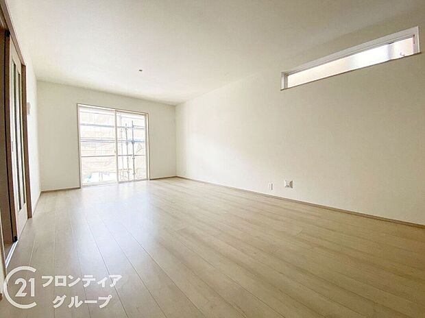 【リビング】広々リビング、人が集まるおもてなし空間を実現できますね!