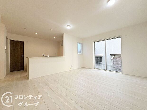 【リビング】リビングのフローリング材には、木目や色調など木材特有の風合いがあり、ナチュラルな美しさで、日々の生活に温もりを与えてくれます。