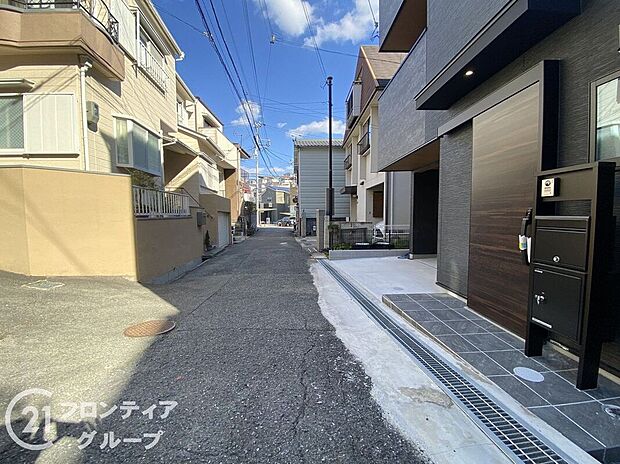 【前面道路含む外観】お家のご質問はお気軽にご相談下さい。