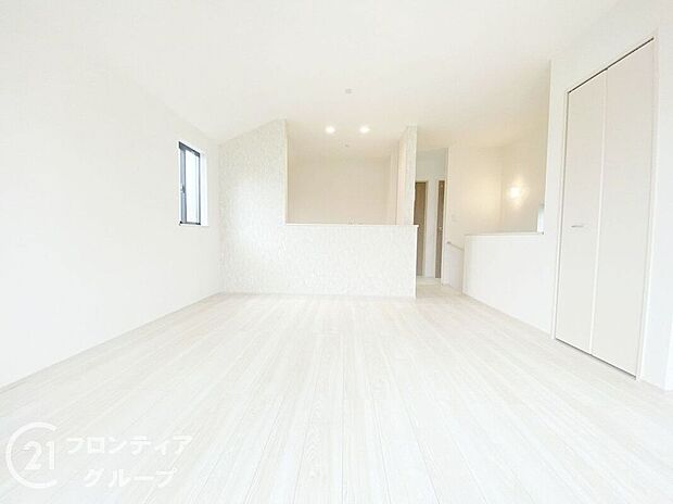 【リビング】ナチュラルな色合いとはっきりとした木目で、木の温もりを感じながら過ごせる広々としたリビングです。お好きなインテリアでお気に入りの空間を作り出せますね。