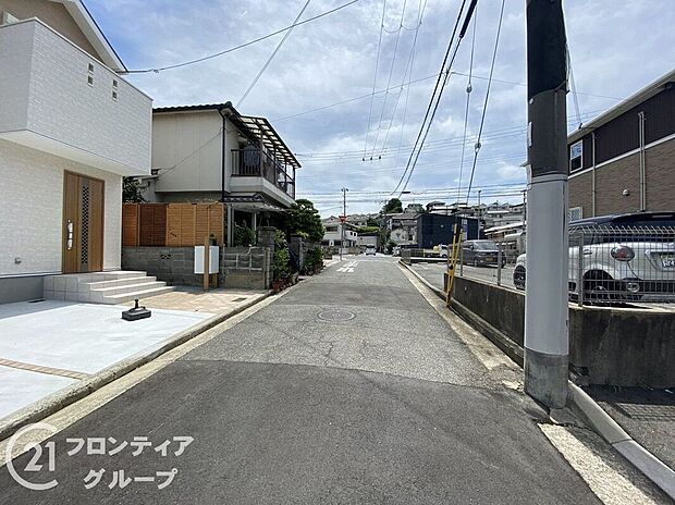 【前面道路含む外観】お家のご質問はお気軽にご相談下さい。