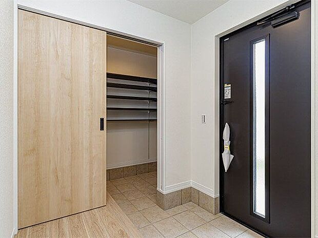 【その他】【施工例／シューズクローク】広いシューズクロークで玄関がすっきり。スノーボード、キャンプ用品などの大型荷物もしまえます。また通り抜けができる為、靴が散らかないのも魅力◎