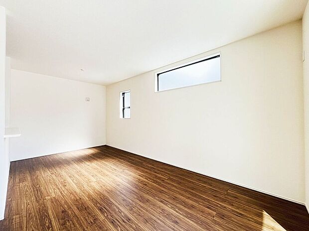 室内はシンプルな仕様となっており、それぞれの好みに合わせたインテリアで、趣味に合わせてレイアウトしやすくなっております。