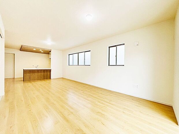 リビングは、シンプルでありながらもスタイリッシュなデザインです。快適な暮らしをサポートします。