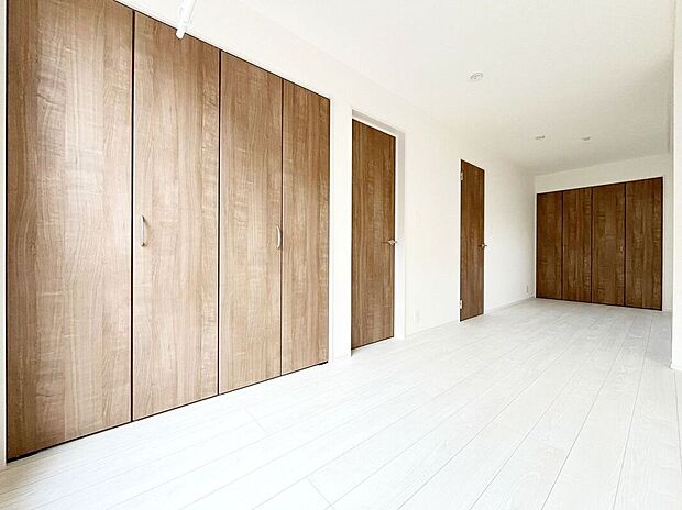 こちらのお部屋はバルコニーに面しており、日当たり、通風ともに良好です！お布団などもサッと干せて便利ですね！