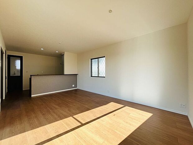 木目調のフローリングは温かみがあり、カウンターキッチンからお部屋の様子を見ながらお料理できますね