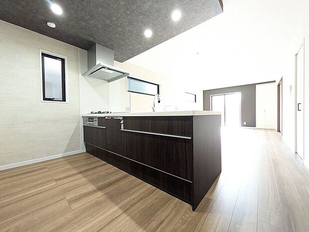 キッチンは標準で食器洗浄乾燥機が付いています。また折り下げ天井や壁面のアクセントクロスなどの組み合わせで、高級感たっぷりのダイニング・キッチンです。