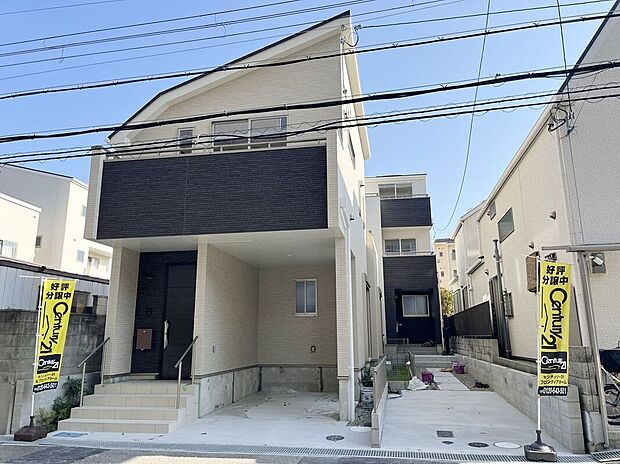 外壁には雨の汚れを浮かして洗い流す、クリーニング機能付きサイディング材を採用しております。自然の力でいつまでも綺麗な外観が保てます!