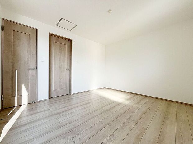 フローリング材には、木目や色調など木材特有の風合いがあり、ナチュラルな美しさで、日々の生活に温もりを与えてくれます。