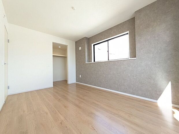 【室内】洋室は、落ち着いた色合いのフローリングが特徴です。インテリアのアレンジが楽しめる、魅力的な空間です。