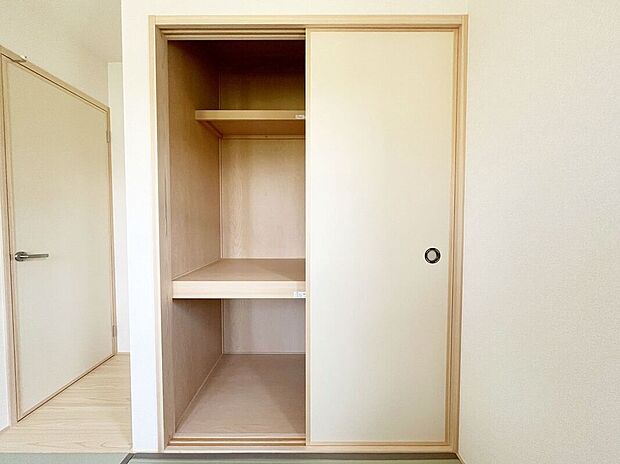 【収納】タタミスペースの押入れは、季節のものやお子様のおもちゃなどたくさん収納しておける便利なスペースです！