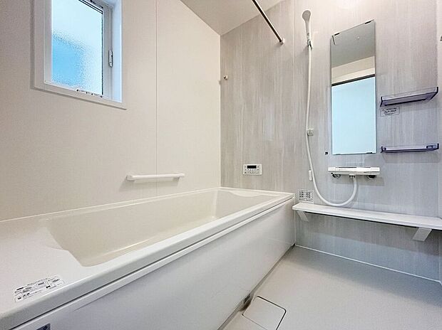 【バス】浴室には隠れた節水機能が充実！シャワーにはたくさんの空気を含んだ大粒の水は節水効果大！浴槽内にはステップがあり、出入り時の負担も軽減するスリムな形を採用