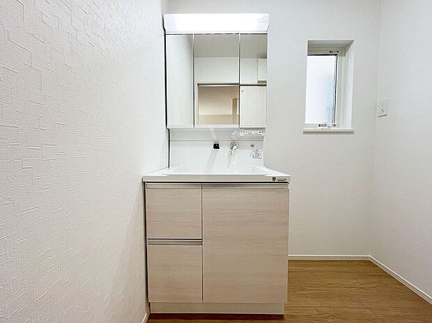 【洗面】小窓付きの洗面室は、毎朝心地よい光を運んでくれるので、すがすがしい気持ちで１日をスタートできます！また、１坪以上の広い空間です！