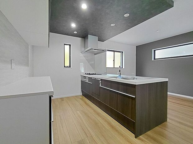 【キッチン】キッチンは標準で食器洗浄乾燥機が付いています。床材やクロスのお色もスタイルに合わせてセレクトさせていただきます