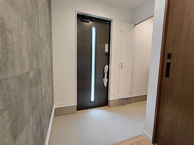 【玄関】玄関は、家の顔とも言える大切なスペースで、訪れる人に温かい印象を与え、家全体の雰囲気を引き立てます！