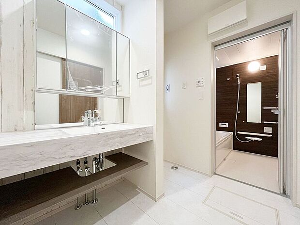 【洗面】小窓付きの洗面室は、毎朝心地よい光を運んでくれるので、すがすがしい気持ちで１日をスタートできます！