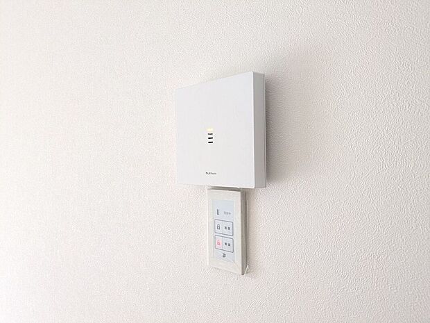 【防犯設備】【電気施錠】ボタン一つでドアの開閉ができる等、あったら安心・あったら便利な機能を備えたお家です。