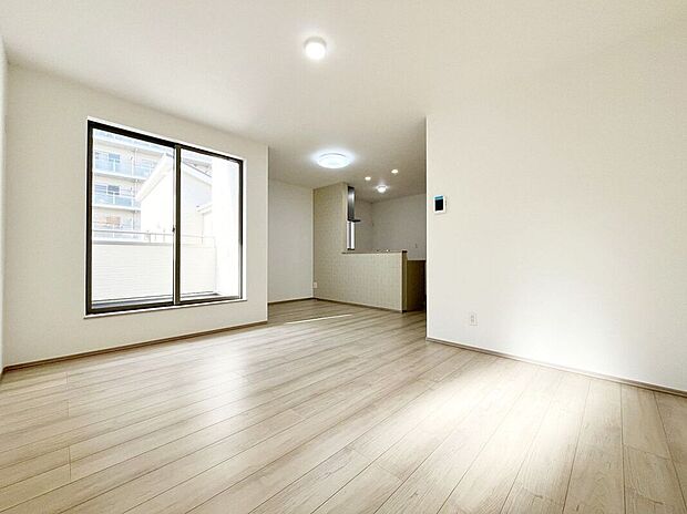 【リビング】ナチュラルな色合いとはっきりとした木目で、木の温もりを感じながら過ごせる広々としたリビングです。お好きなインテリアでお気に入りの空間を作り出せますね。