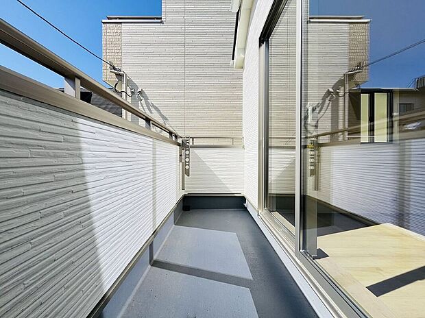 【バルコニー】日当たりの良いバルコニーは、お洗濯が多いときも安心。たくさん干してもカラっと乾きそうです！