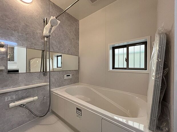 【バス】保温効果のある浴槽を採用しており、温かいお湯が長続き！1坪以上の広々とした空間なので、親子入浴や半身浴などに向いた浴室です！