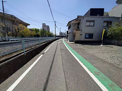 前面道路含む外観