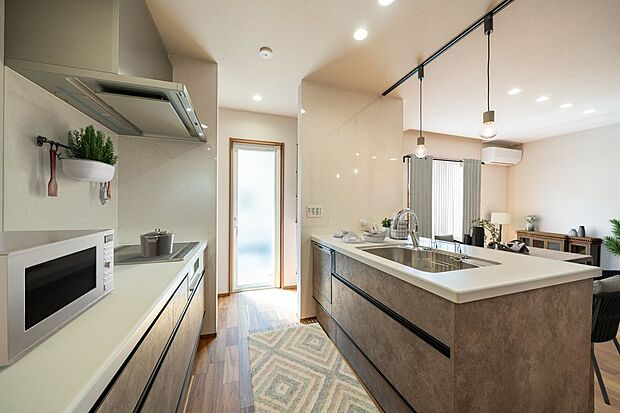 【キッチン】■5号地キッチン　キッチンの奥にはキッチンクロークがあります。食料品やキッチン用品を効率的に収納し、キッチンスペースを整理整頓することで使いやすく保つことができます。※CG合成にて家具を設置