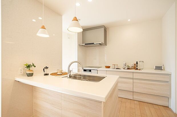 【キッチン】■7号地キッチン　キッチンの奥にはキッチンクロークがございます。調味料や食品のストック、鍋などもスッキリと片付けることができ、調理スペースをスッキリと保てます。