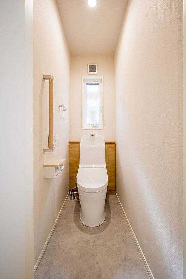 【トイレ】■3号地2階トイレトイレはリモコンで操作可能です。トイレ本体に直接触れる必要がなく、衛生的です。手すり付きで、立ち上がるときも安心です。