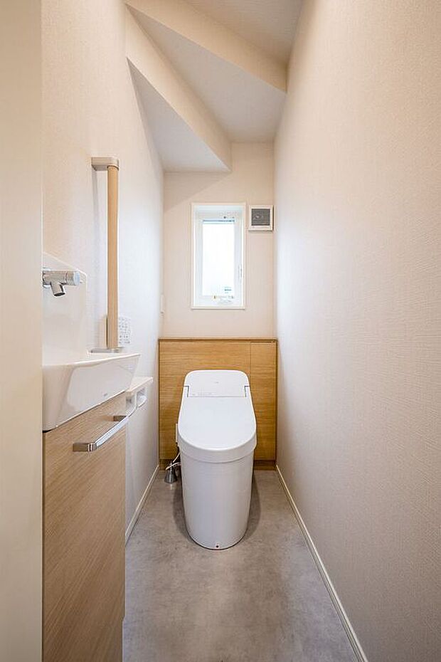 【トイレ】■3号地1階トイレ白を基調とした清潔感のあるトイレ。タンクレスタイプで空間がすっきりし、独立手洗いも設置されているため、使用後すぐに手を洗えて衛生的です。