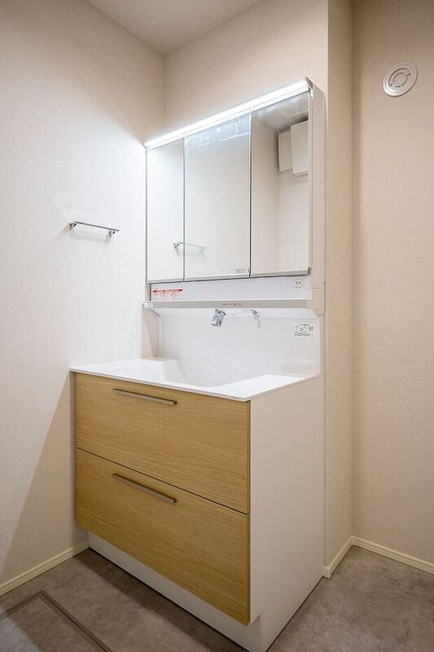 【洗面】■3号地洗面所 洗面所には身だしなみを整えやすい3面鏡を採用。鏡裏収納と引き出し収納があり、日用品やスキンケア用品もスッキリと収納できます。
