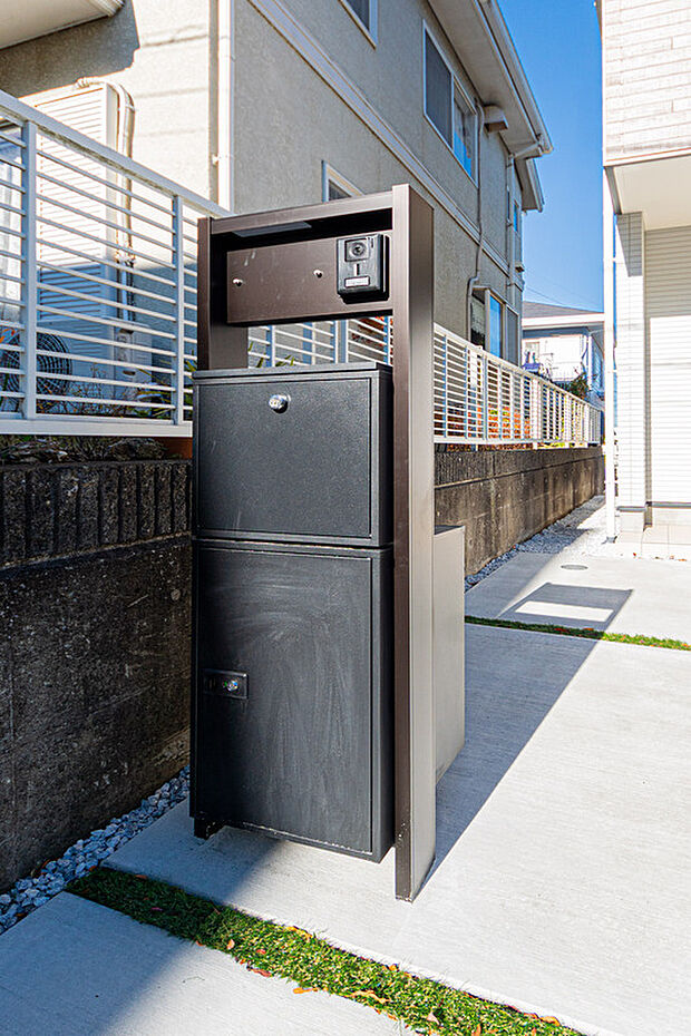 ☆☆　宅配ボックス　☆☆
一般の建売にはまずないアイテム「宅配ボックス」
共働きなど留守がちなご家庭には特に嬉しいアイテムです♪