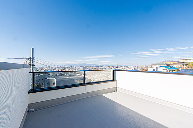 ☆☆　ルーフバルコニー　☆☆
干すだけではもったいない。楽しめる広々としたルーフバルコニー付き。
バーベキューをしたり子供のプールを設置し第2のお庭に。
普段の洗濯物は2Fリビングのバルコニーで♪